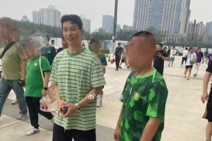 为老东家加油！巴顿抵达工体现场观战国安vs申花