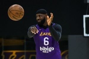 全员参与！湖人官方晒投篮训练照：湖人今晚有比赛图片